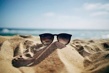 Solbriller på strand