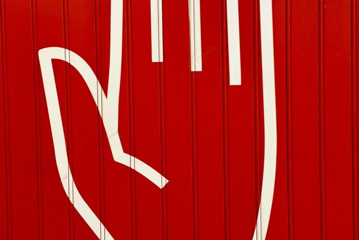 Hvid hånd malet på rød væg