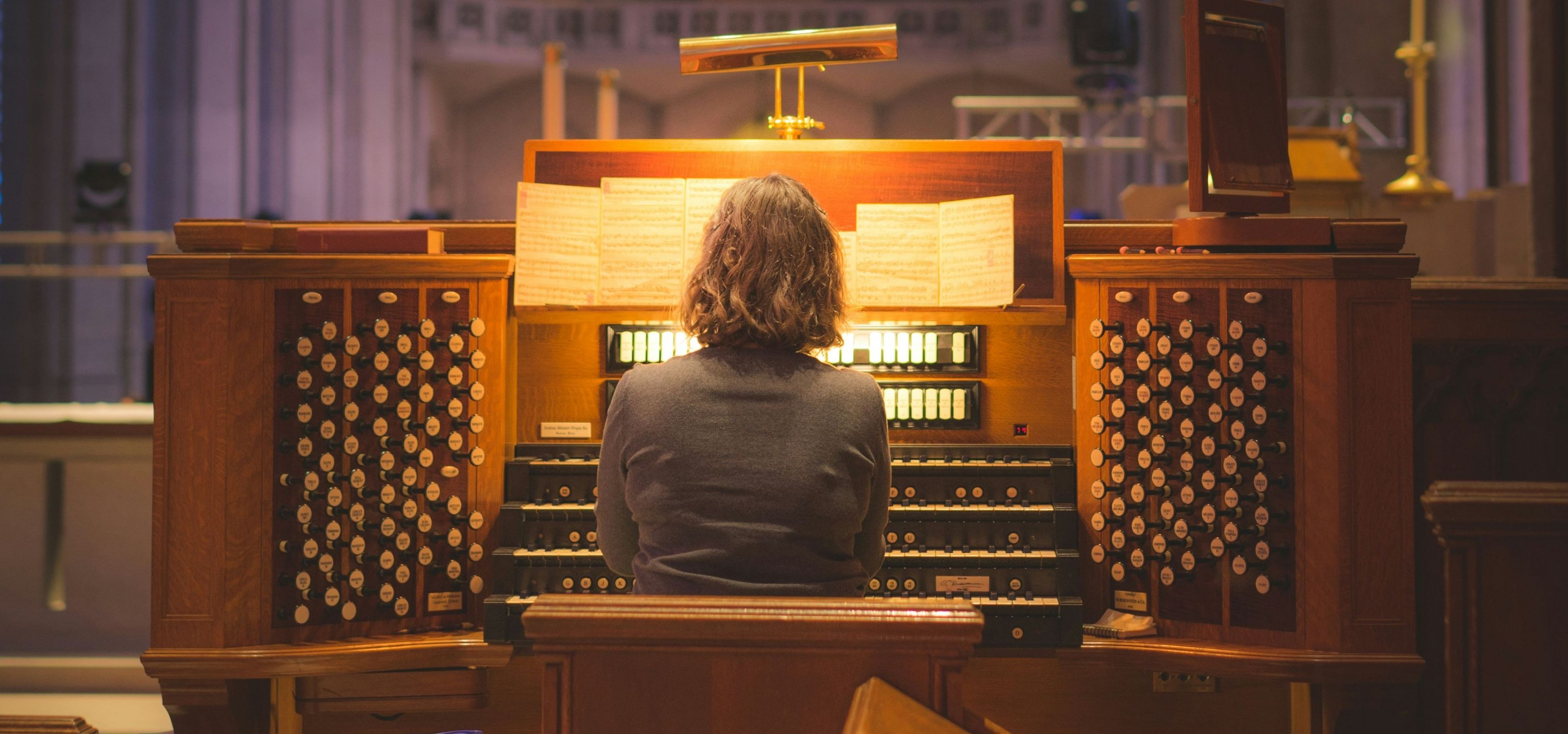 Person ved orgel